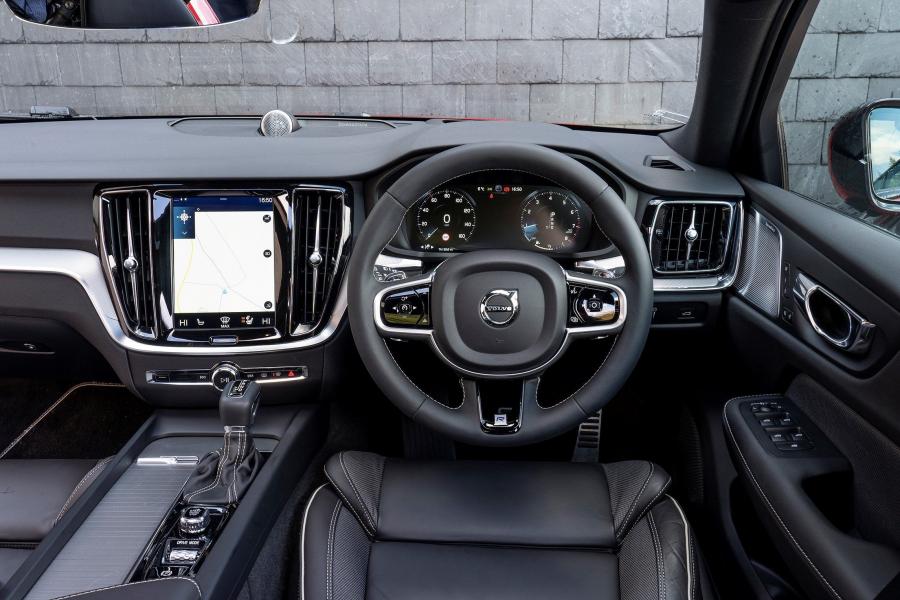 Торпедо Volvo S60 T5 R-Design 2019 года  (UK) (фото 5 из 40)